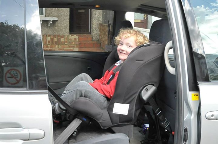 Scaunul auto pentru copii: cel mai sigur e cu spatele la sensul mers, cel puțin până doi — Printesa Urbana – Blog cald de familie