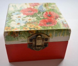 cutie de lemn decorata si pictata manual-30 lei