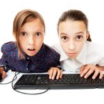Majoritatea familiilor cu copii au un PC în casă. Ce fac copiii cu el? (studiu)