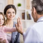 Crești copilul cu frică de medic sau cu încredere în el?