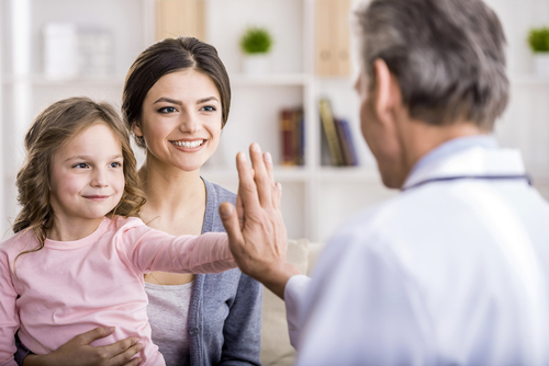 Crești copilul cu frică de medic sau cu încredere în el?