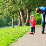 Când apare un copil în peisaj, vocile adulților se pițigăie, volumul crește, cuvintele devin tot mai miiici…