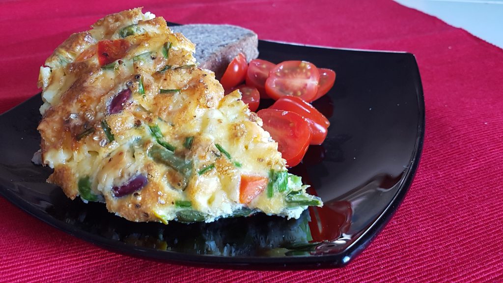 O idee de mic dejun bogat și sănătos: omletă cu legume, ton și brânză (p)