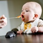 Mami, mi-e foame! Ba nu. Ba da. Ăăă, vreau în brațe. Și piure. Dar nu pe ăsta. (p)