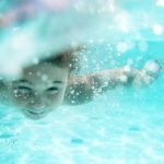 Nu lăsați copiii mici în baie sau la piscină singuri, niciodată!