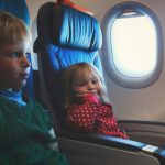 Câteva ponturi în plus pentru o călătorie plăcută cu avionul alături de copii mici