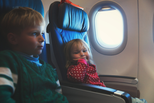 Câteva ponturi în plus pentru o călătorie plăcută cu avionul alături de copii mici