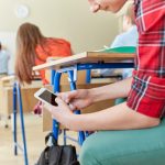 Telefoanele mobile în școli: necesitate, moft, încălcare a legii, obstacol în calea învățării?