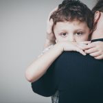 Dragă părinte care strigi, ameninți și-ți târâi copilul de colo colo,
