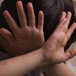 Tâmpenia anului în parenting: câtă vreme ne folosim mâinile pentru a mângâia copiii, e OK să le folosim și să-i lovim