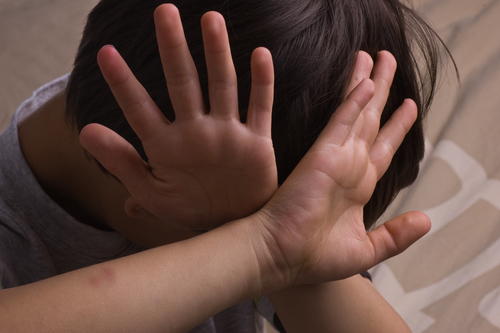 Tâmpenia anului în parenting: câtă vreme ne folosim mâinile pentru a mângâia copiii, e OK să le folosim și să-i lovim