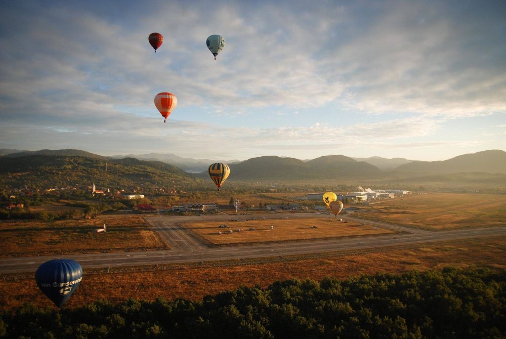 Zbor cu balonul cu aer cald și lansare de roman în zbor! (Maramureș Balloon Fiesta)