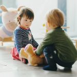 Copiii din România au dreptul prin LEGE la o adaptare treptată la creșă (plus 23 de strategii pentru o acomodare lină)