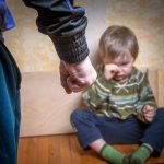 Statul român amendat pentru că nu-și apără copiii de părinții care-i agresează
