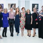 Zece femei frumoase într-o galerie de artă