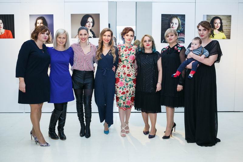 Zece femei frumoase într-o galerie de artă