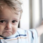 Jumătate dintre părinții din România cred că lovitul copilului e pentru binele lui