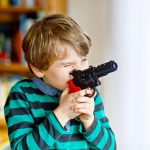 E normal ca băiețelul meu să se joace mereu de-a războiul?