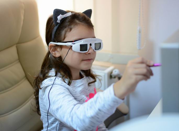 Tratament inovativ într-o clinică din Zalău pentru ochiul leneș la copii (p)