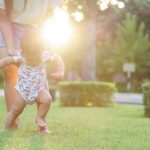 Copiii sănătoși nu au nevoie să fie ajutați și învățați de părinți cum să se miște