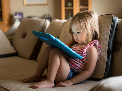 De ce ar trebui să amânăm cât mai mult interacțiunea între copii și telefoane, tablete și alte ecrane?