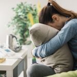 Când o mamă își lovește copilul, toată societatea e responsabilă, nu doar ea