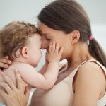 Știți mamele acelea care se includ în verbele care descriu acțiunile copiilor lor?