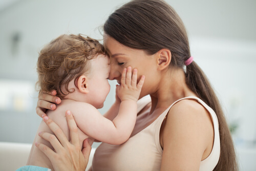 Știți mamele acelea care se includ în verbele care descriu acțiunile copiilor lor?