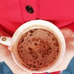 O ceșcuță de porțelan cu cafea pentru copii (p)