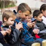 10 întrebări pe care să ți le pui înainte de a-i cumpăra copilului tău un smartphone