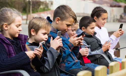 10 întrebări pe care să ți le pui înainte de a-i cumpăra copilului tău un smartphone
