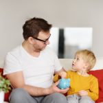 Copiii noștri și banii lor (sau despre cum am scăpat de stresul cumpăratului continuu de jucării)