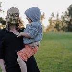 Când mama țipa și mă plesnea, o vedeam transformându-se în ceva periculos și imprevizibil, iar asta m-a făcut un om fricos pentru totdeauna