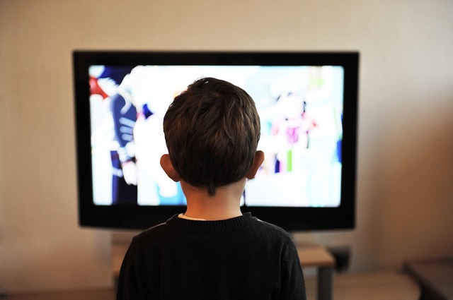 O cititoare întreabă: La noi TV-ul merge non-stop, crezi că e vreun pericol pentru copil?