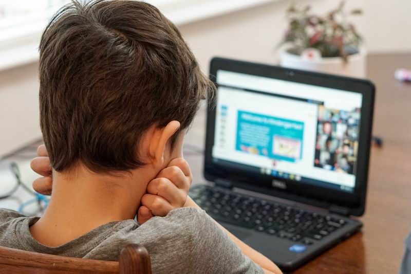 Ce mai afli când copiii fac școală online