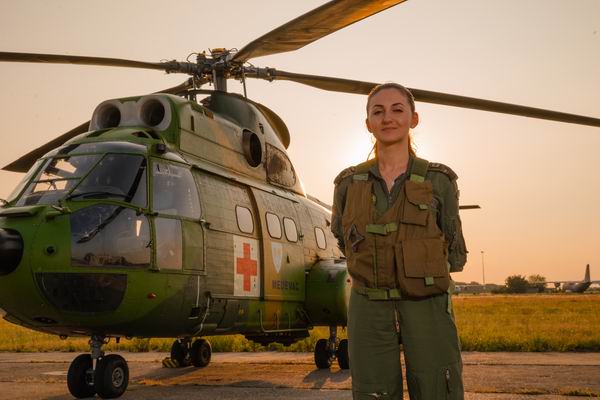 Femei cu meserii considerate „de bărbați”: Magdalena, pilot-șef de elicopter