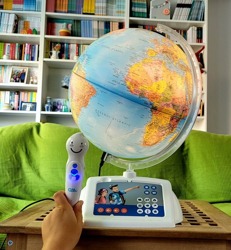 Ce poate face un copil cu un glob interactiv în limba română? (P)