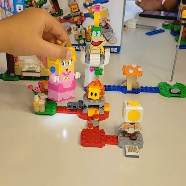 Mulțumim mărcii LEGO® pentru Peach, o prințesă interactivă independentă! (P)