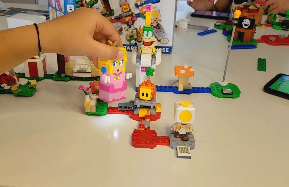 Mulțumim mărcii LEGO® pentru Peach, o prințesă interactivă independentă! (P)