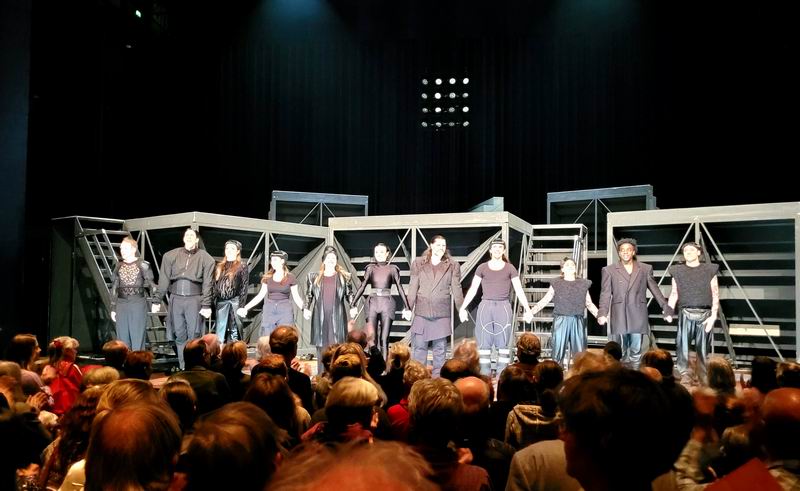 Prima oară la teatru în olandeză: Shakespeare cu trupa Teatrului Național
