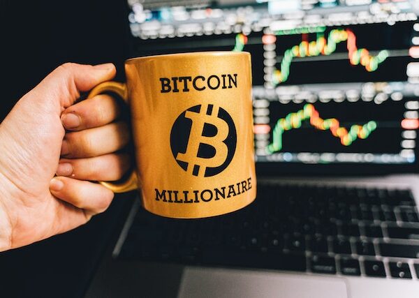 Atenție la țepele pe net cu Bitcoin! Puteți pierde zeci de mii de euro în câteva zile