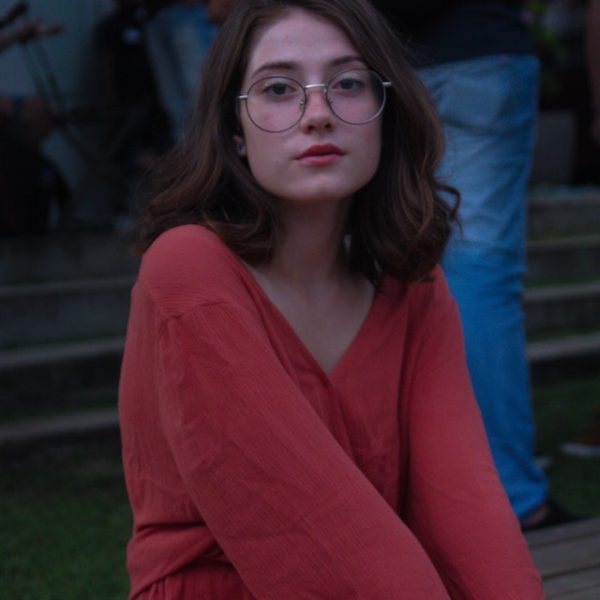 Mi-a scris Ana, fata din rândul de la geam: „Cel mai  important e să înveți  să te placi”